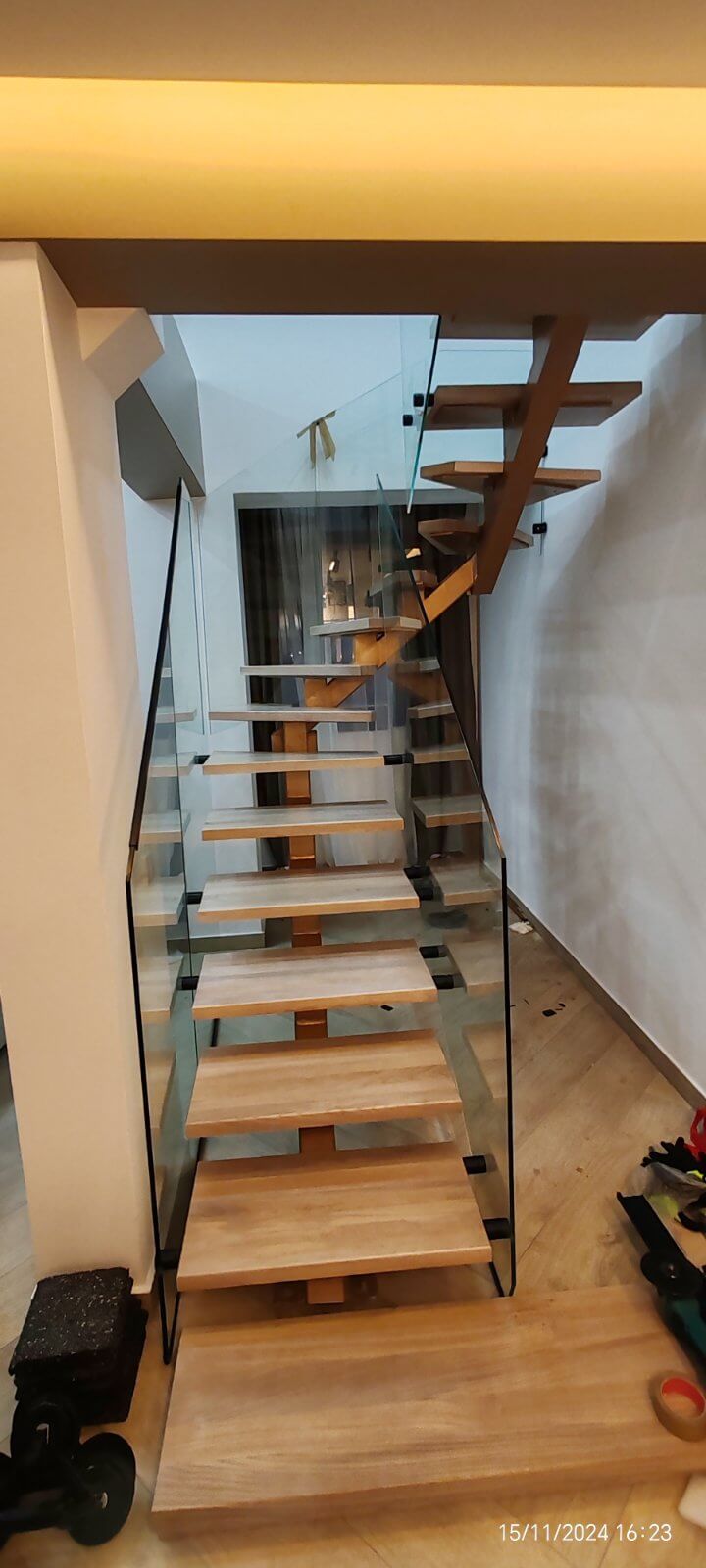 Staklene ograde na tačkaste nosače